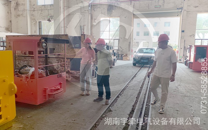 金属矿客户莅临湘潭电机车厂家参观考察