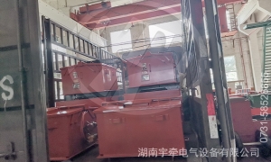 2.5吨防爆湘潭电机车装车发往云南