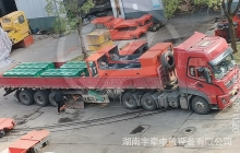 煤矿客户定制的8吨双驾驶室蓄电池电机车装车发货